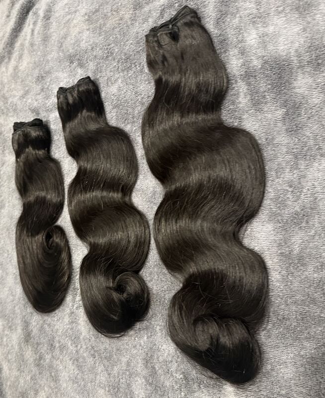 Three bundles of Human hair in body wavy upright angle